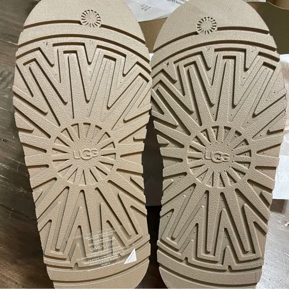 UGG Platform Slip On - Picture 3 of 5